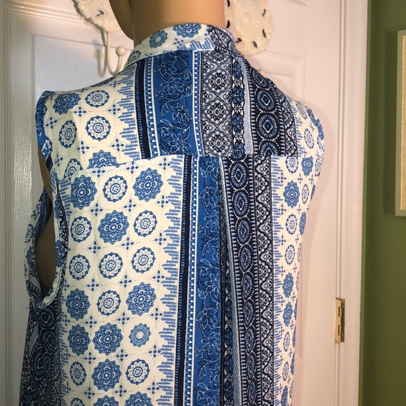 Versatile patterned sleeveless blouse. - Picture 4 of 6